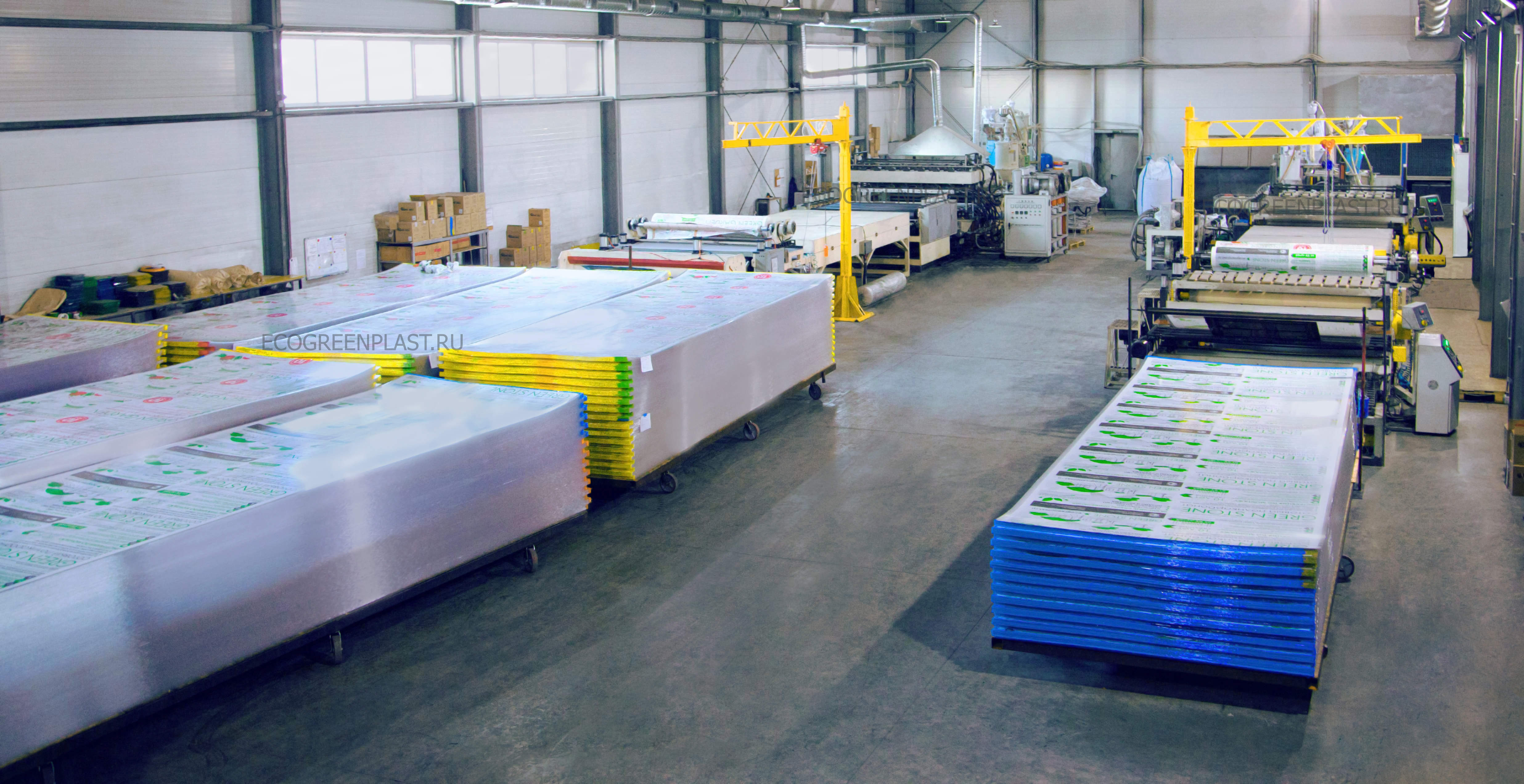 Цех завода EcoGreenPlast с листами сотового поликарбоната